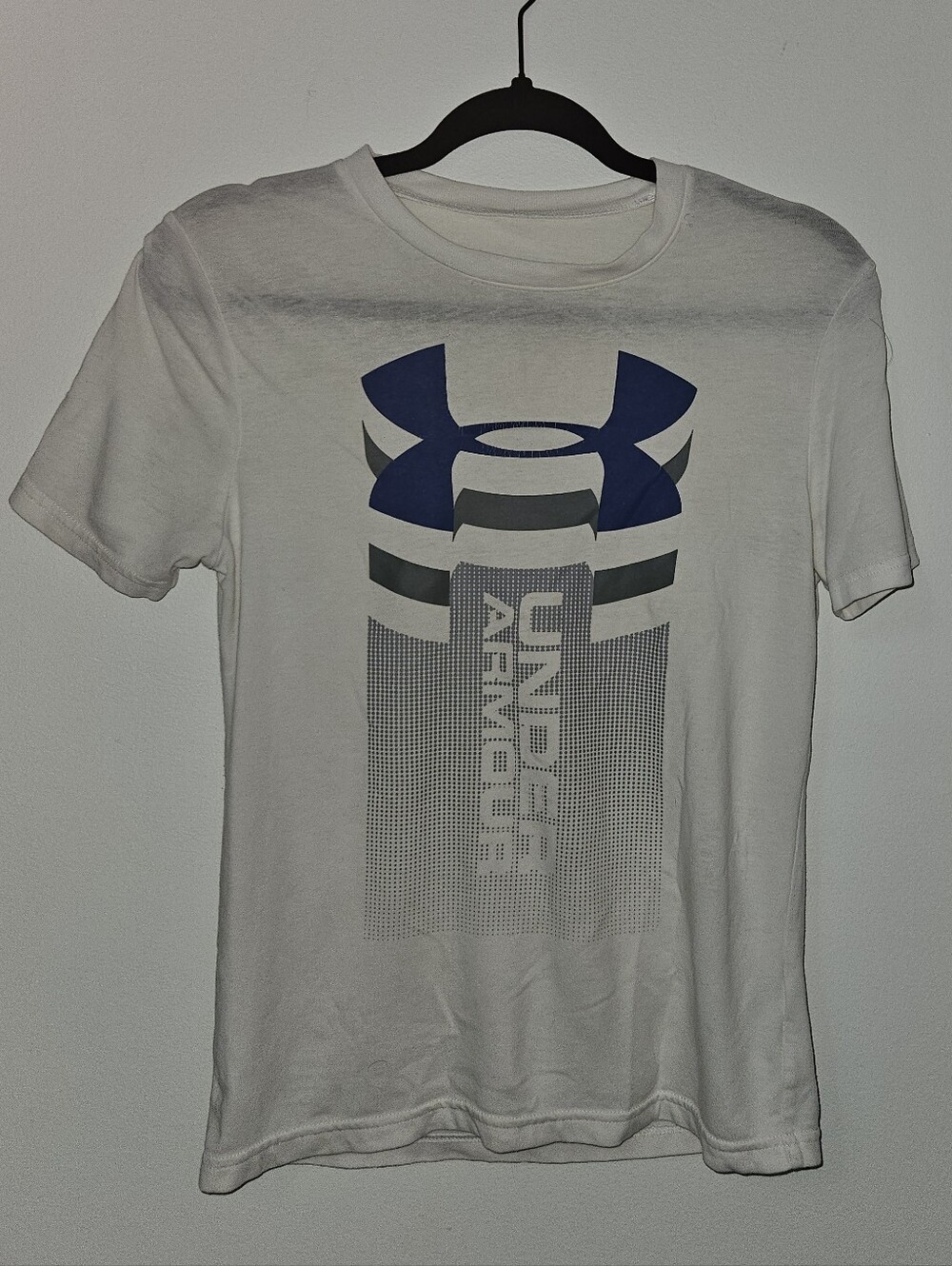 Under Armour Boys Tshirt, Size YMD, Fair Condition